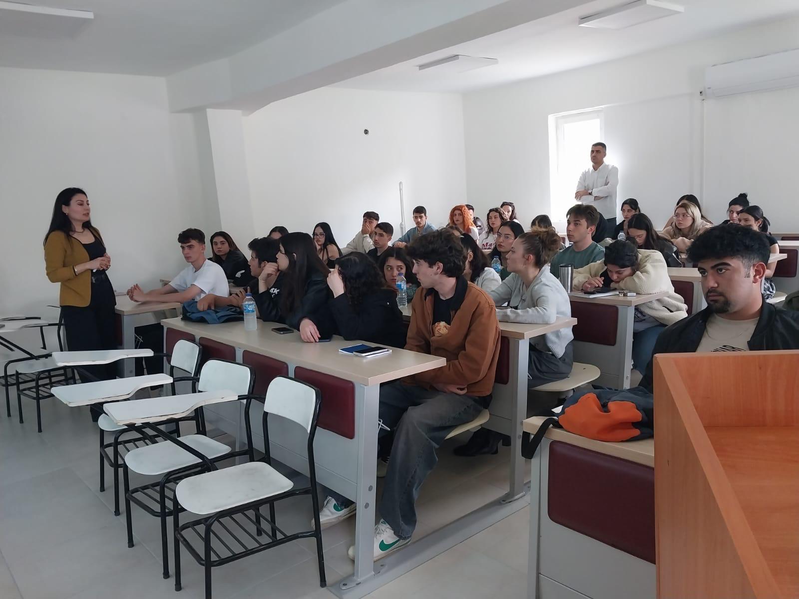 24.04.2025 tarihinde öğrencilerimize  Erasmus tanıtım toplantısı düzenlendi. Okulumuz Erasmus Koordinatörü Öğr. Gör. Duygu Güvensay tarafından öğrencilere Erasmus öğrenim hareketliliği ve Erasmus Staj programı hakkında bilgilendirme yapıldı. Farklı kültürlerle tanışmanın ve kendi kültürümüzü de yurtdışına tanıtmanın önemli bir deneyim olduğunu vurgulandı.